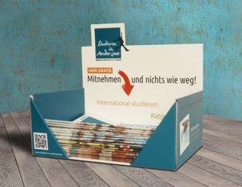 Thekendisplay für die Zeitung „Studieren in Anderswo“
