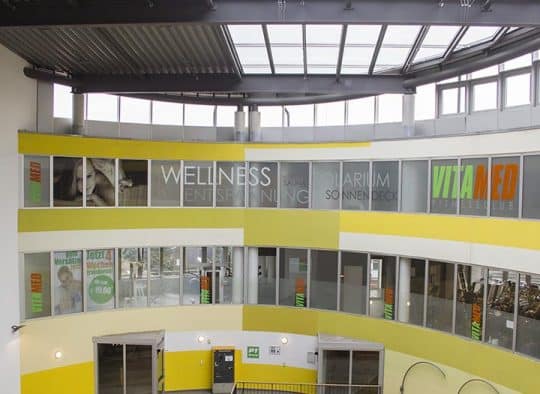 Vitamed (Im Auftrag von ATC Media): Beklebung von insgesamt 56 Fenstern eines Fitness-Studios. Als Werbefläche und Sichtschutz.